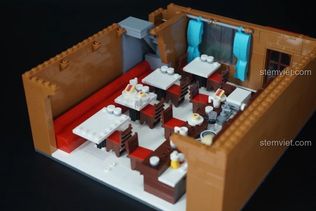 Rèm cửa và bàn ghế trong quán cà phê Poirot của bộ Keeppley K20710, bộ đồ chơi Trụ sở Thám tử Mori cho bé trai trên 12 tuổi.