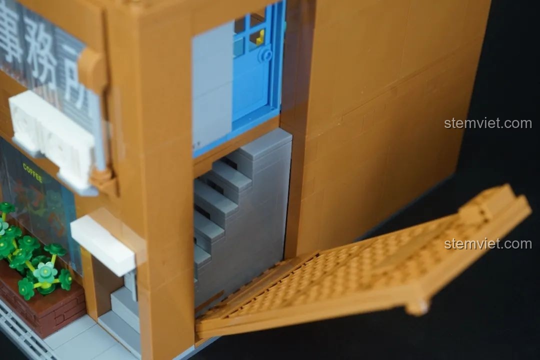 Phần ban công và cửa sổ tầng trên của mô hình Keeppley K20709 Văn phòng Thám tử Mori, đồ chơi lắp ghép Văn phòng Thám tử Mori 709 hợp túi tiền.