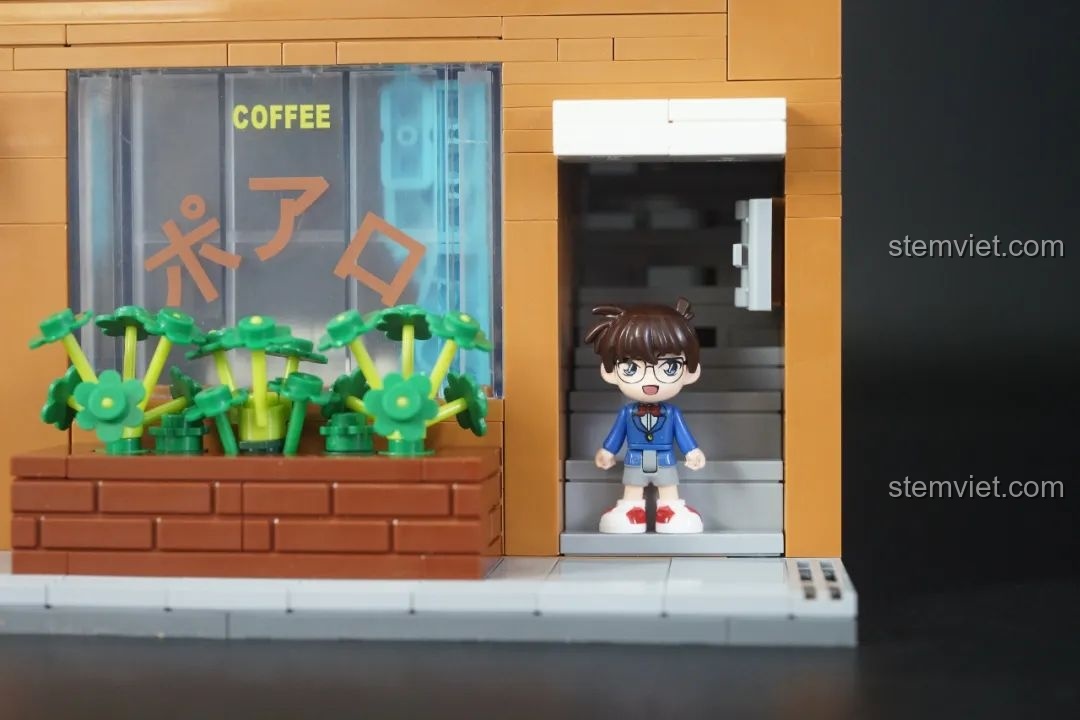 Minifigure Conan đứng ở lối ra vào cầu thang của mô hình Keeppley K20709 Văn phòng Thám tử Mori, đồ chơi lắp ghép Văn phòng Thám tử Kogoro Mori cho con trai 12+.