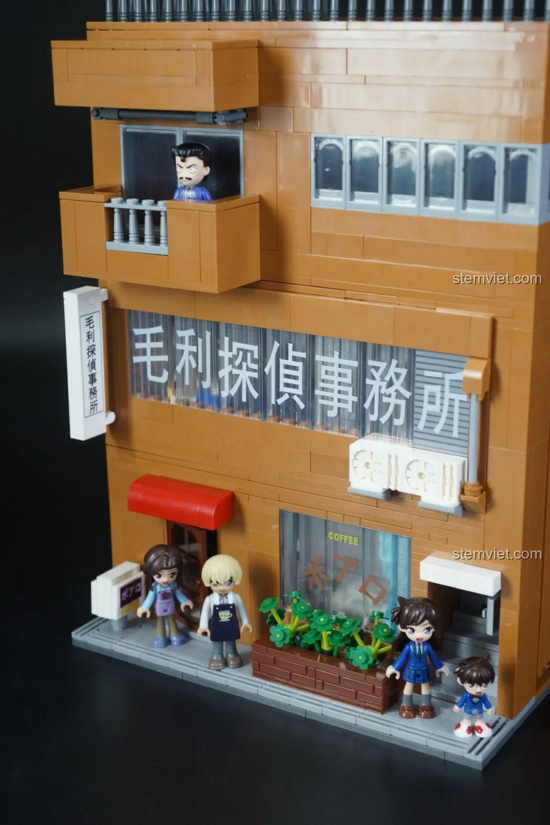 Minifigure Conan đứng trước cửa quán cà phê Poirot của mô hình Keeppley K20709 Văn phòng Thám tử Mori, đồ chơi lắp ráp Thám tử lừng danh Conan: Văn phòng Mori cho trẻ em 12 tuổi.