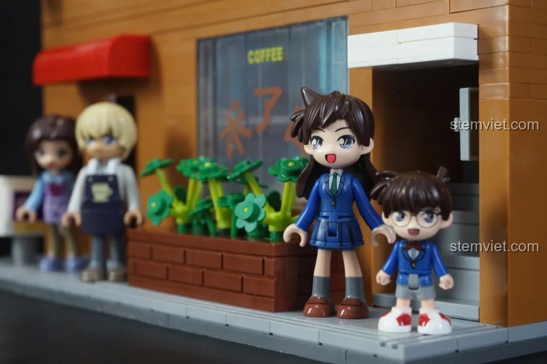 Minifigures Mori Kogoro, Ran Mori, Conan đứng trước mô hình Keeppley K20709 Văn phòng Thám tử Mori, đồ chơi mô hình Văn phòng Thám tử Conan cho con trai trên 12 tuổi.