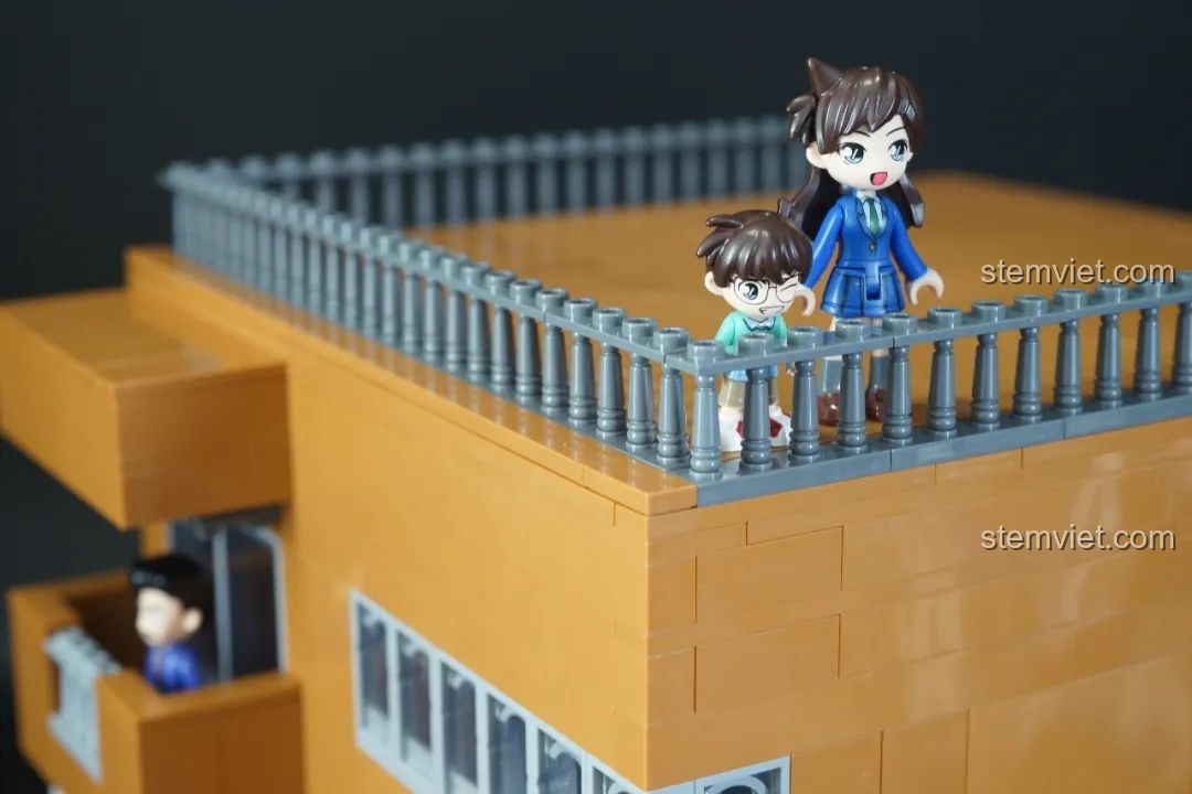 Minifigures Ran Mori và Conan trên sân thượng của mô hình Keeppley K20709 Văn phòng Thám tử Mori, đồ chơi mô hình Văn phòng Thám tử Mori 20709 giá rẻ.