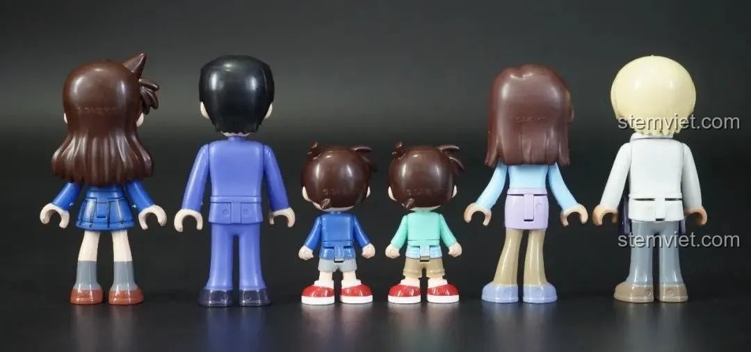 Minifigures Mori Kogoro, Ran Mori, Conan từ phía sau của bộ Keeppley K20709 Văn phòng Thám tử Mori.