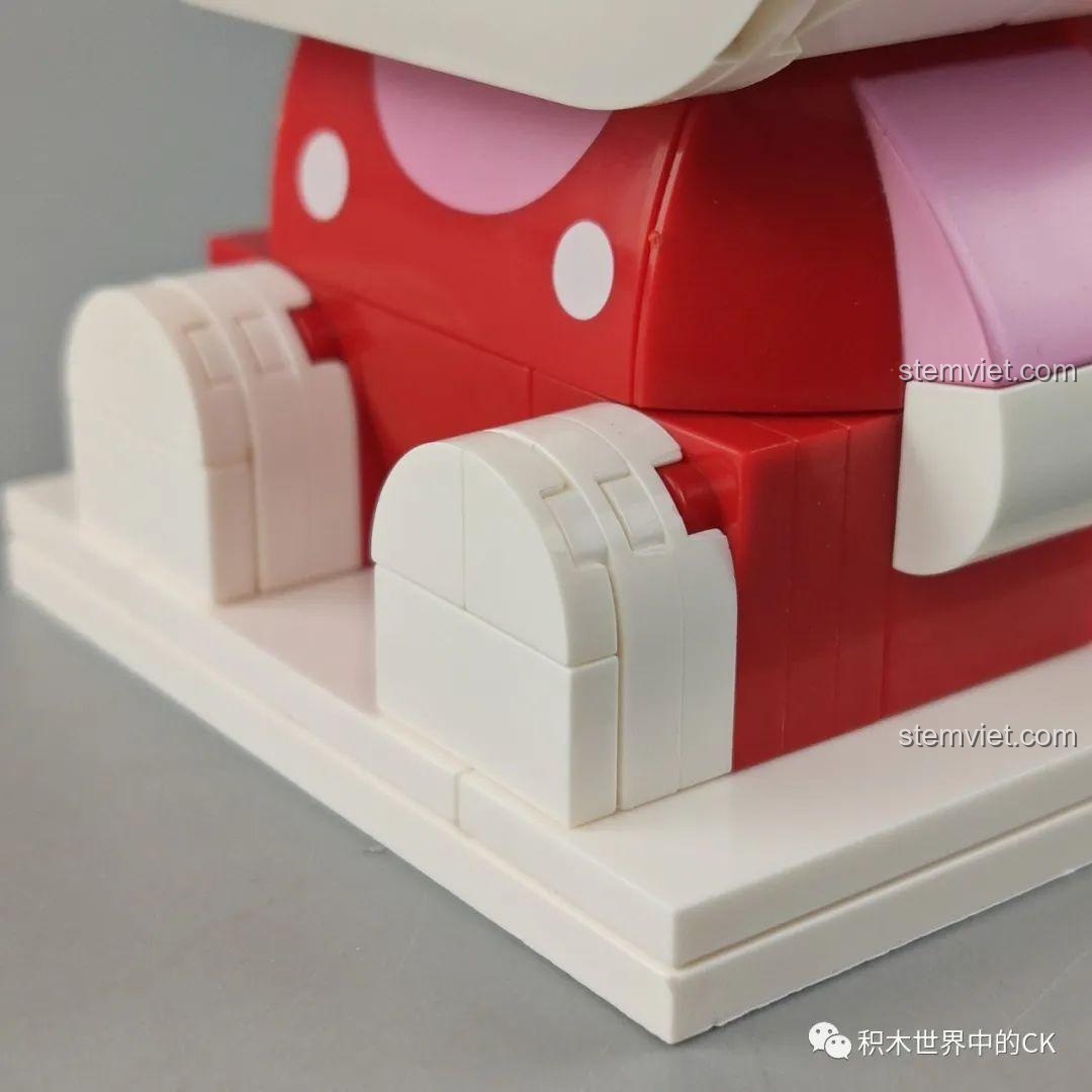 Chi tiết cận cảnh phần chân và đế của mô hình Hello Kitty, cho thấy chất lượng hoàn thiện của các mảnh ghép.
