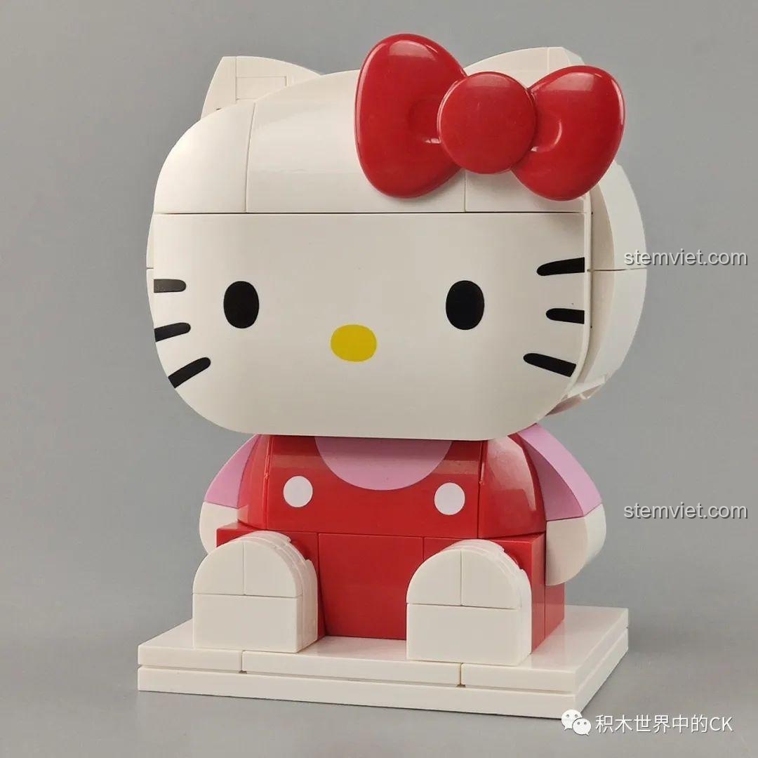 Mô hình Hello Kitty K20801 đã lắp ráp hoàn chỉnh, ngồi trên một chiếc đế trắng, sẵn sàng để trưng bày.