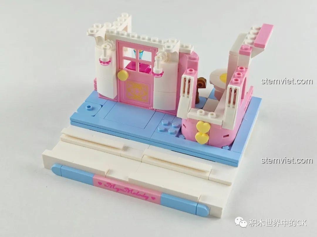 Figure My Melody cầm cờ lê, thể hiện sự sáng tạo và khả năng nhập vai khi chơi đồ chơi lắp ráp K20808.