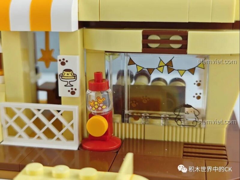Chi tiết bảng hiệu Cinnamoroll của bộ lắp ghép Keeppley K20809 Cửa hàng kem dừa Cinnamoroll Mùa Hè, thể hiện độ tinh xảo của đồ chơi mô hình.