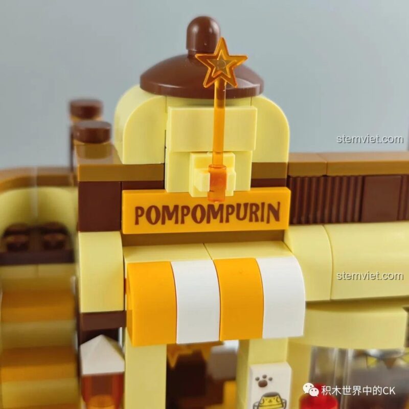 Bên trong tiệm kem Cinnamoroll K20809, hiển thị các chi tiết nội thất như quầy kem, ghế ngồi, đồ chơi lắp ráp mang đến trải nghiệm chân thực.