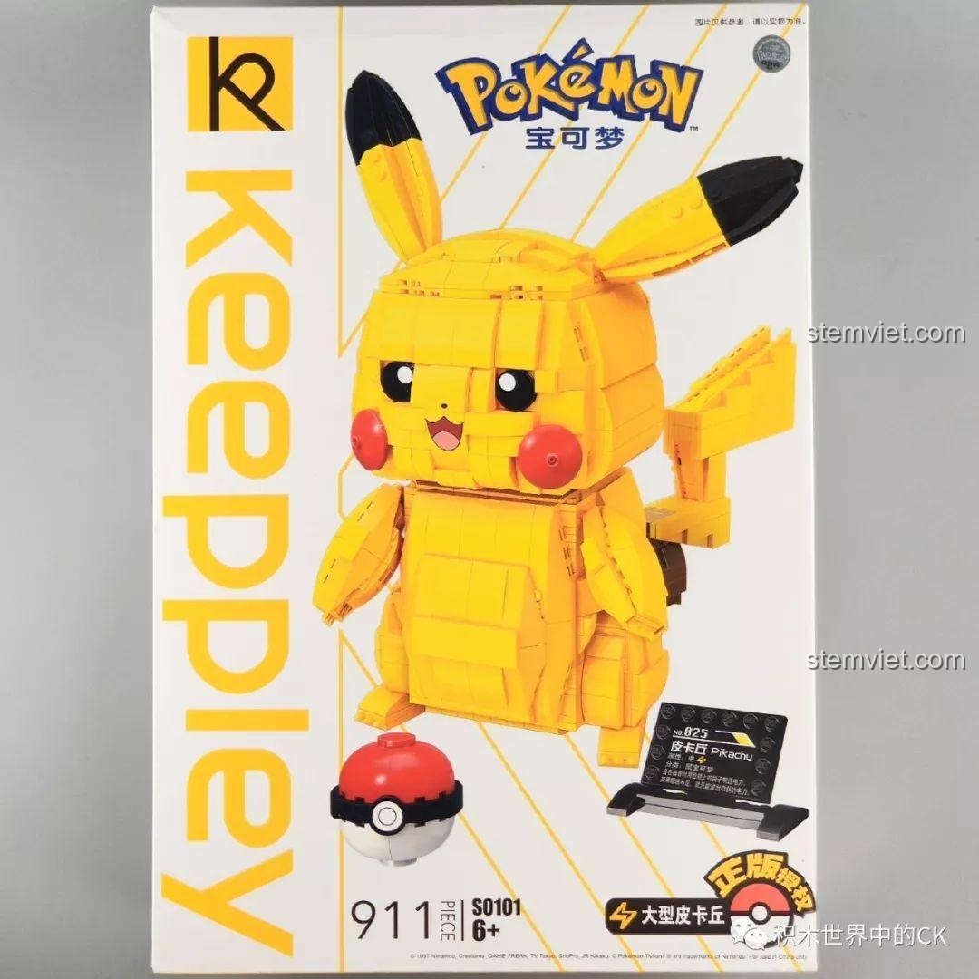 Mặt trước hộp sản phẩm Keeppley S0101, nổi bật với hình ảnh mô hình Pikachu lớn màu vàng, quả cầu Pokeball, và logo "Pokemon"