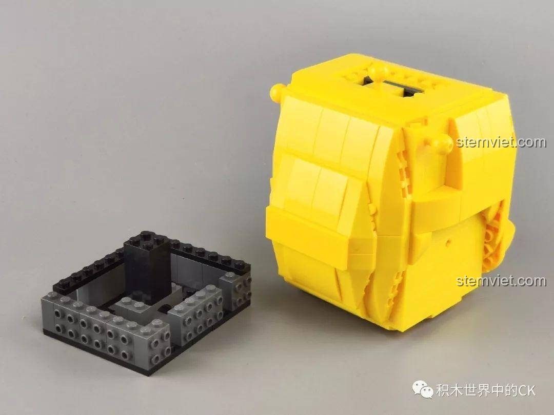 Mô hình Pikachu đã hoàn thiện, nhìn từ phía sau, cho thấy chiếc đuôi hình tia sét và các chi tiết trên lưng