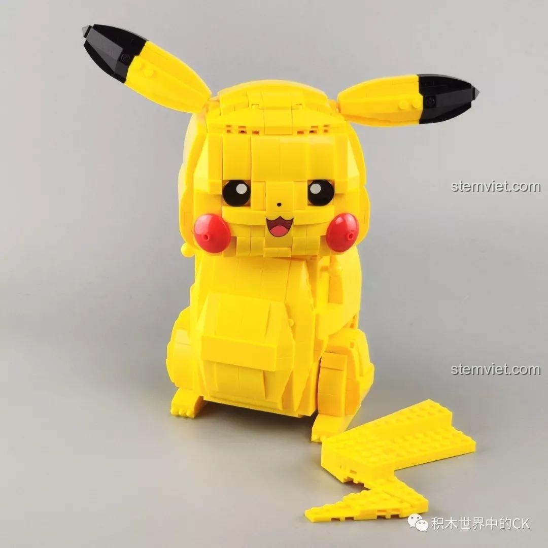 Mô hình Pikachu đã hoàn thiện, với quả cầu Pokeball và bảng tên