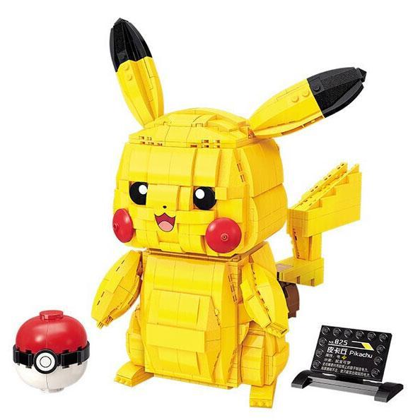 Mô hình Pikachu lắp ghép bằng khối xây dựng màu vàng, kèm theo một quả cầu Pokeball màu đỏ và trắng, và một bảng tên "Pikachu S0101"