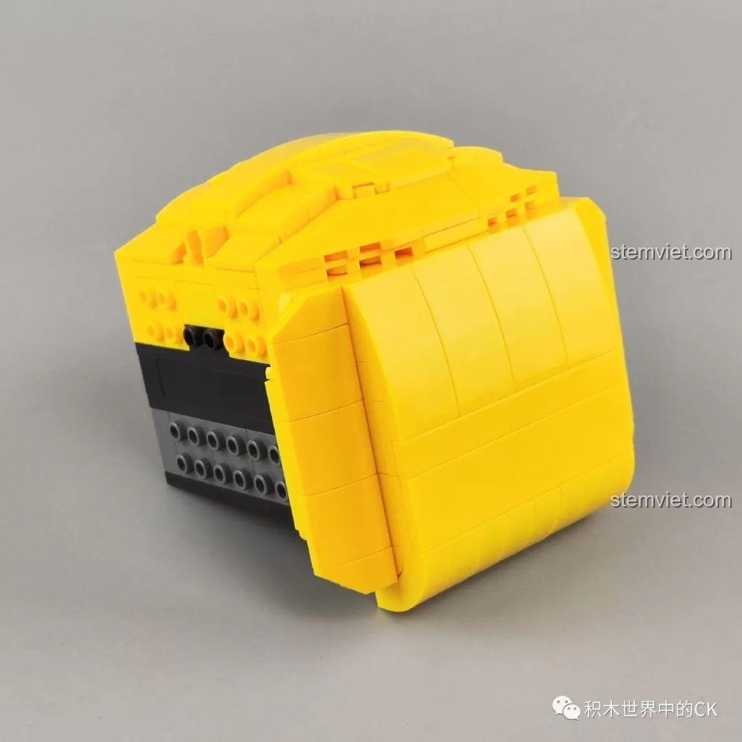 Mô hình Pikachu đã hoàn thiện, đứng cạnh một mô hình minifigure Darth Vader