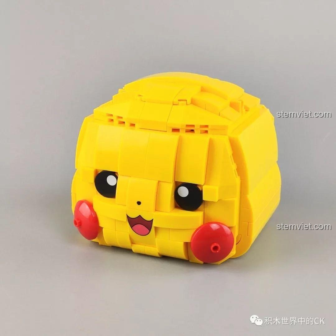 Mô hình Pikachu đã hoàn thiện, đứng cạnh một mô hình R2-D2