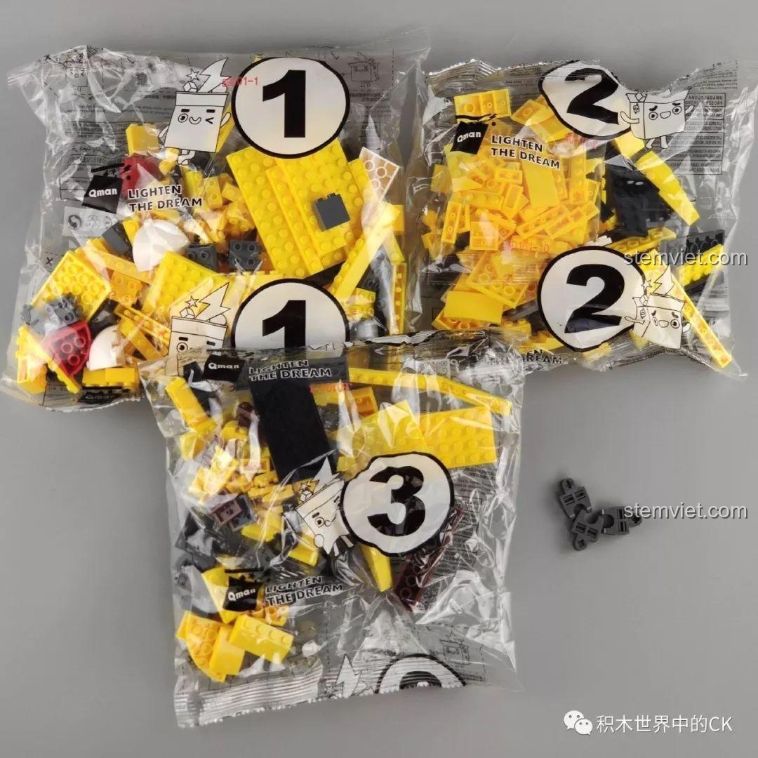 Các túi đựng khối xây dựng được đánh số từ 1 đến 7, bên trong chứa các khối màu vàng, đen, và nâu để lắp ráp mô hình Pikachu