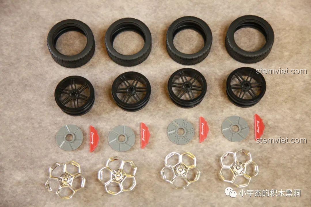 Cận cảnh chi tiết kẹp phanh được in chữ trong bộ đồ chơi mô hình xe thể thao viễn tưởng 701924.