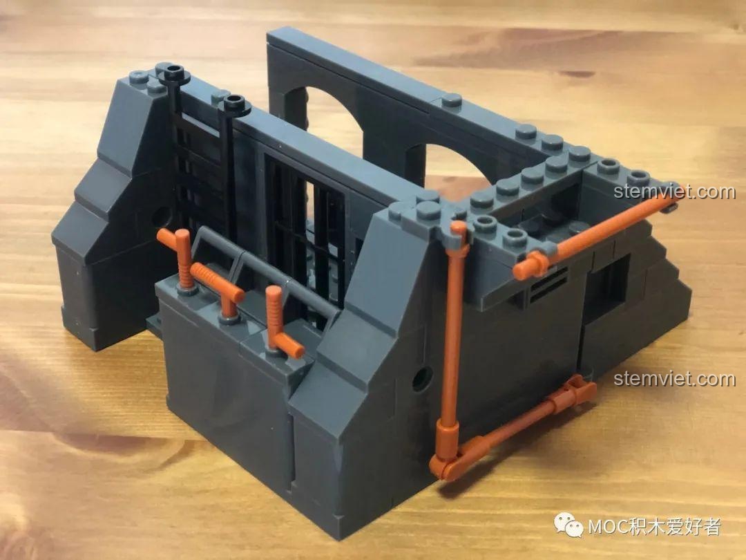 Cận cảnh kết cấu cột trụ vững chắc của pháo đài trong bộ đồ chơi xây dựng Sa bàn cuộc đổ bộ Normandy.