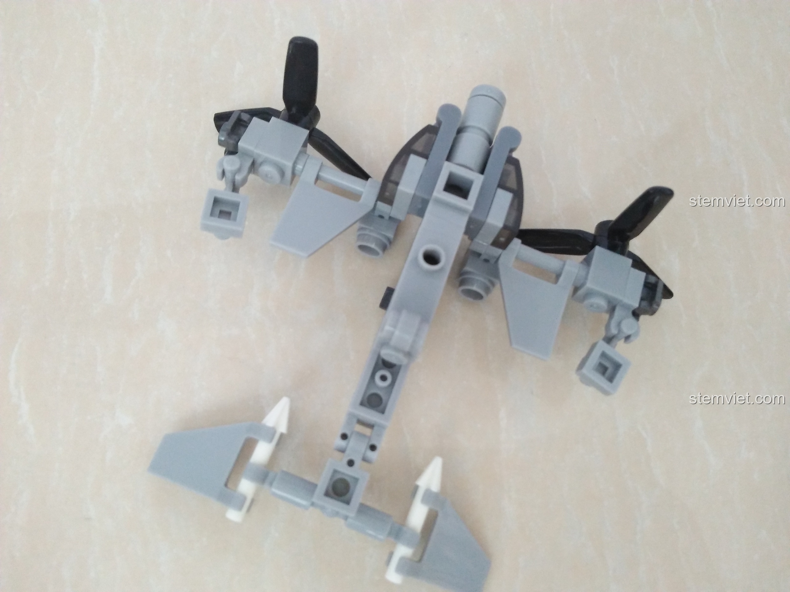 Ảnh chụp từ dưới lên của máy bay hợp thể SEMBO 11517, lộ rõ cấu trúc khung gầm và các chi tiết.