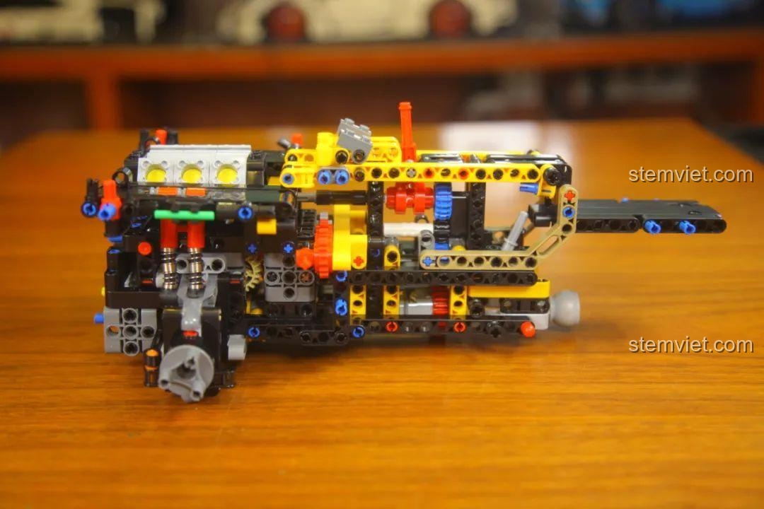 Khung xe MOYU BLOCK MY88005 được lắp ráp chắc chắn, nhìn từ một góc khác, cho thấy sự phức tạp bên trong.