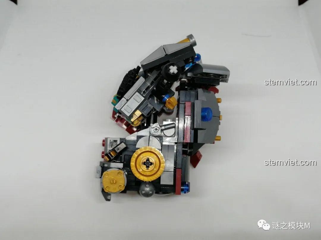 Cận cảnh phần hông của mô hình Hulkbuster LW 2081, nơi kết nối thân trên và dưới rất lỏng lẻo.