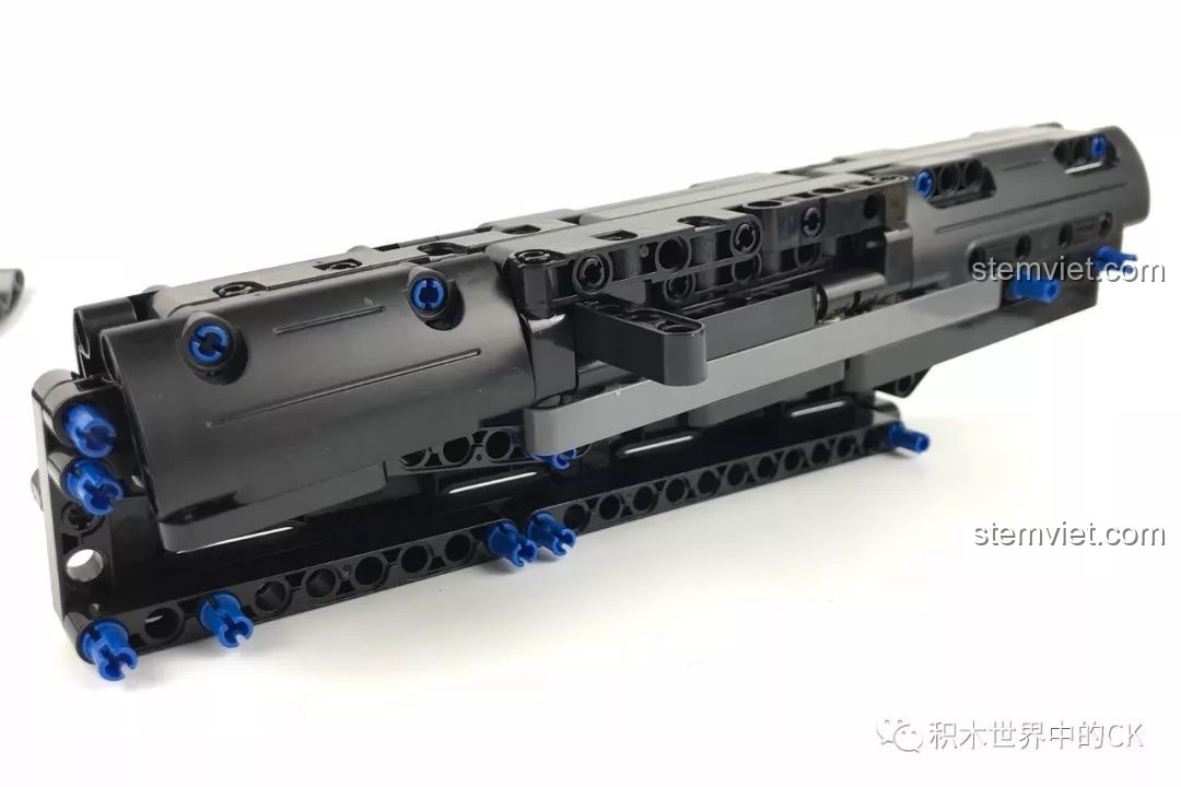 Cận cảnh kết cấu bên trong nòng súng của mô hình súng Khẩu tiểu liên MP5 C81006.