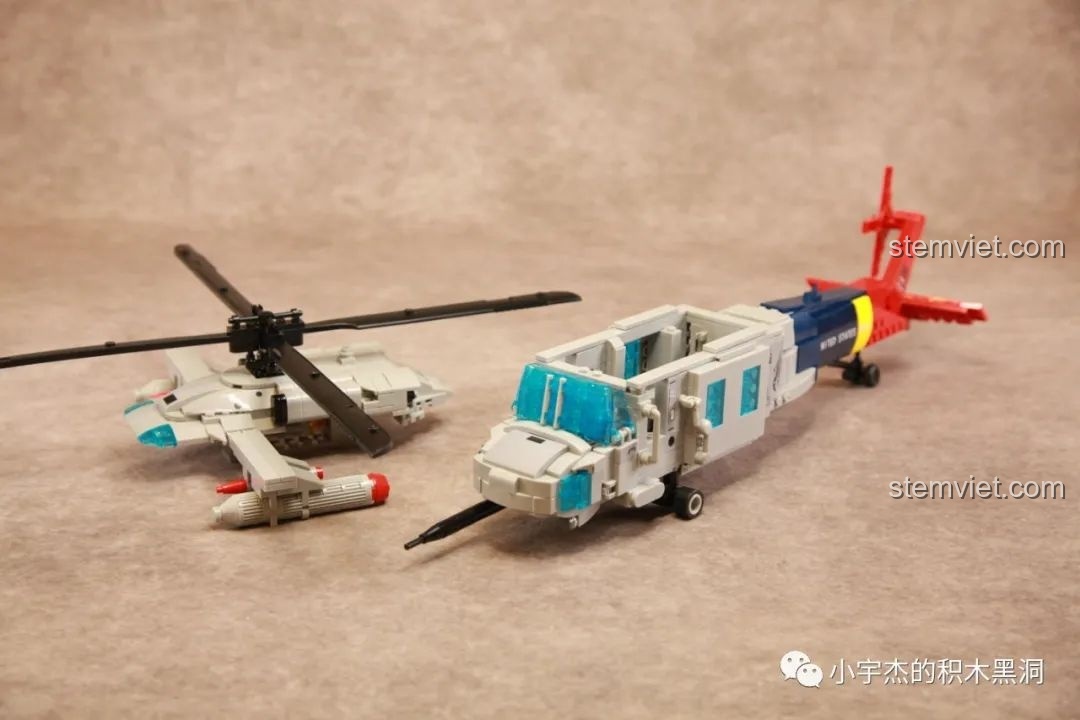 Mô hình WOMA C0897 đang trong giai đoạn lắp ráp cuối cùng, kết hợp các bộ phận thân, đuôi và nóc lại với nhau.