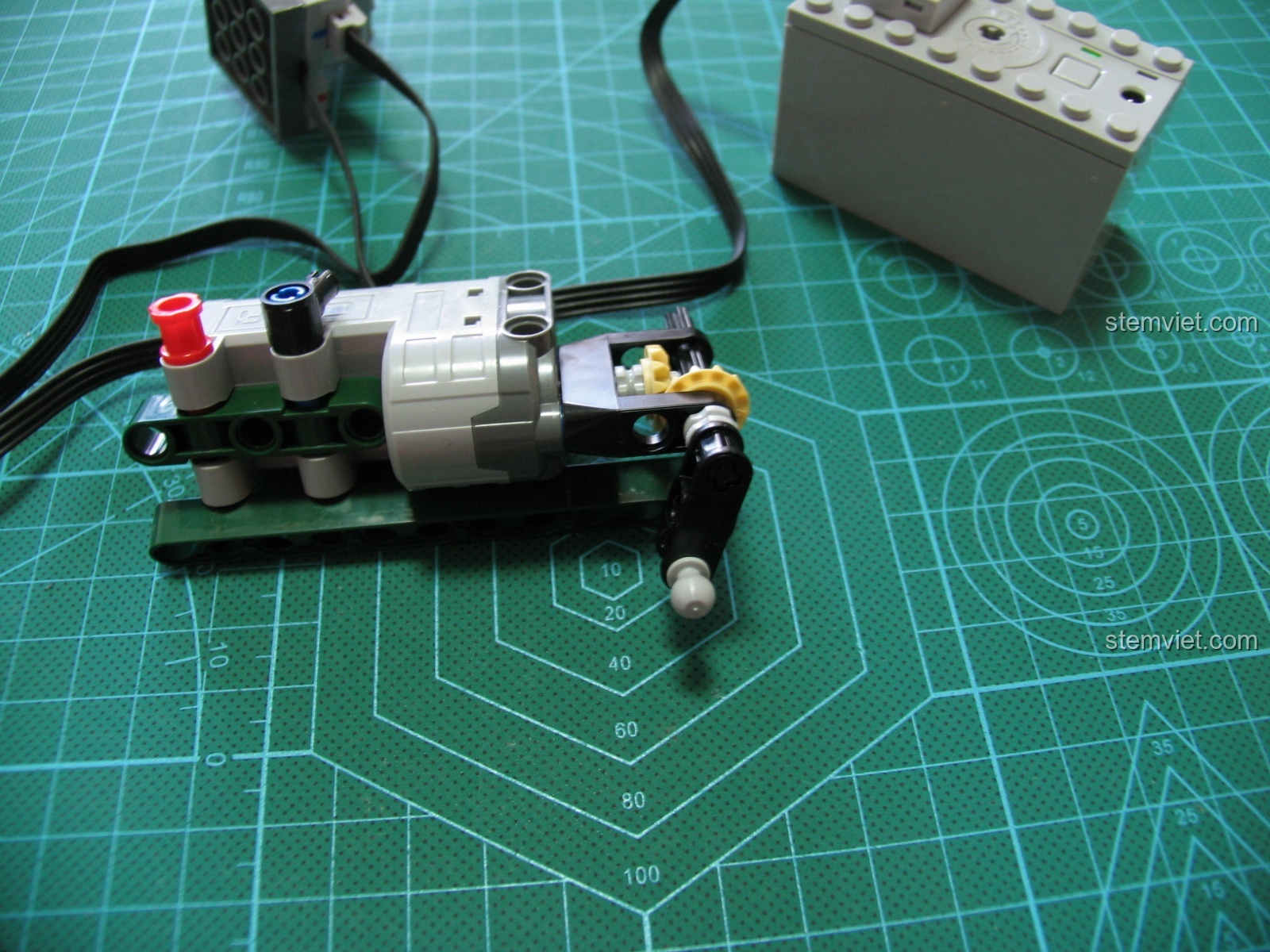 Kết hợp cụm đầu xe với phần thân xe của mô hình CaDA C51021, chiếc mô tô đã dần thành hình hoàn chỉnh.