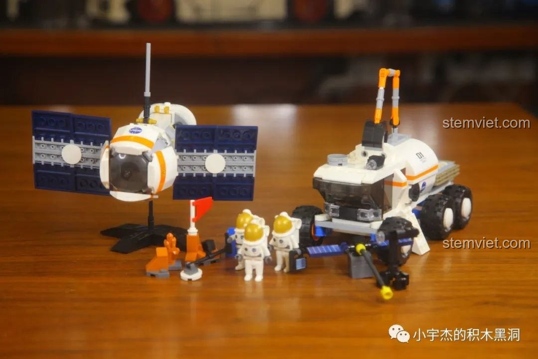 Mô hình xe GUDI 10802 đứng cạnh mô hình vệ tinh 10801, cho thấy khả năng kết hợp các bộ trong cùng series.