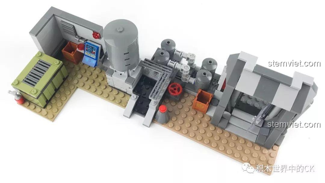 Hai mô hình Khu nhà kho và Khu nhà chờ từ bộ LELE 36029 được kết hợp thành một sa bàn chiến đấu lớn hơn.