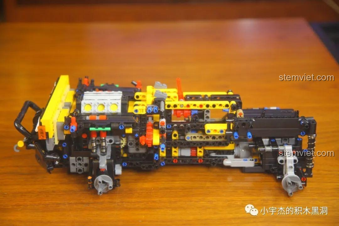 Khung gầm và động cơ của xe MOYU BLOCK MY88005 được kết hợp lại thành một khối thống nhất.