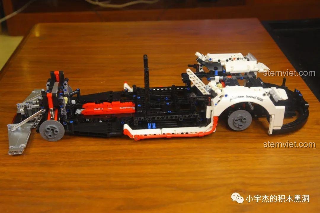 Kết hợp hai phần khung trước và sau của xe đua BrickCool KC010, tạo thành một bộ khung hoàn chỉnh.