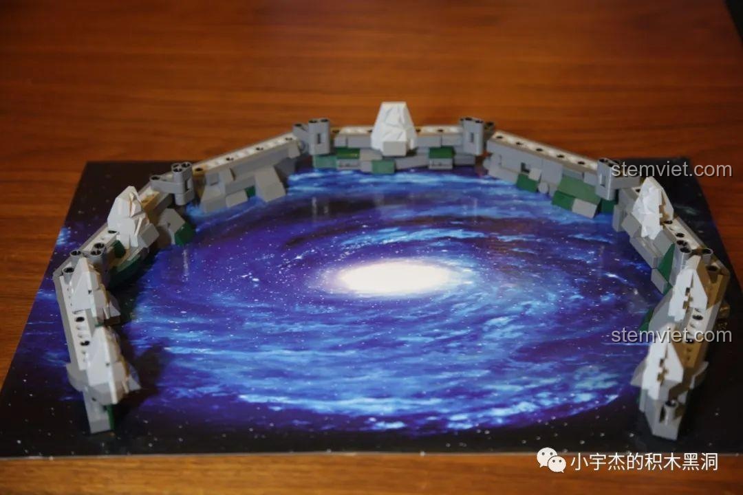 Vòng cung núi đá được đặt lên tấm bìa nền xoáy nước của Sa bàn phim Tam Sinh Thế 923 xịn giá rẻ, tạo hiệu ứng 3D.