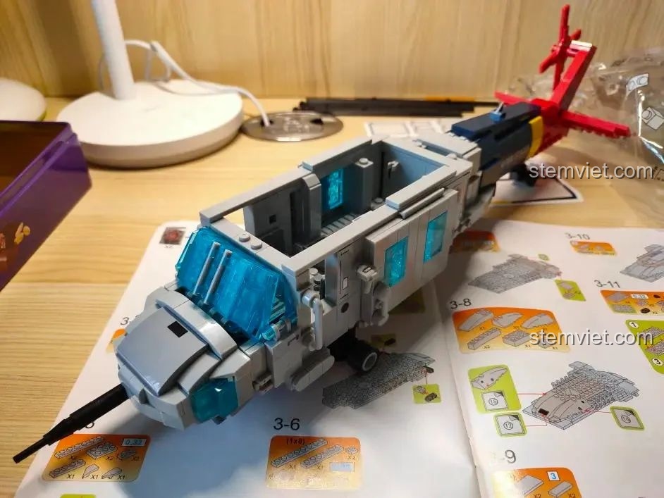 Mô hình trực thăng WOMA C0897 sau khi kết hợp phần thân và phần đuôi, đang dần hoàn thiện.