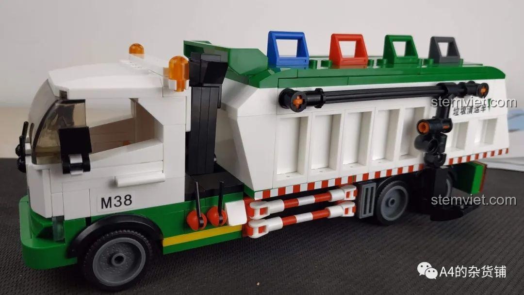 Mô hình Xe Tải Chở Rác Phân Loại Sluban B0780 đã được lắp ráp gần hoàn chỉnh.