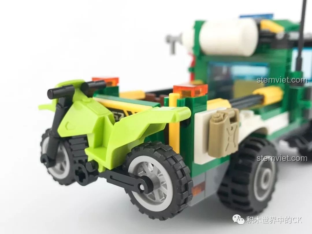 Cận cảnh mô tô địa hình được gắn chắc chắn trên bửng sau xe cứu hộ SEMBO SD9552, một sự kết hợp hoàn hảo và ngầu.