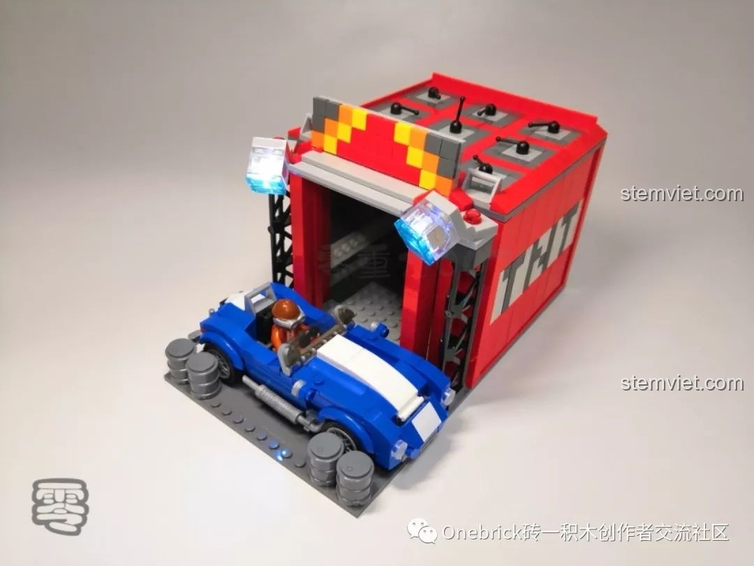 Xe mui trần Sluban được trưng bày trong một garage MOC hình khối TNT, thể hiện khả năng sáng tạo vô hạn.