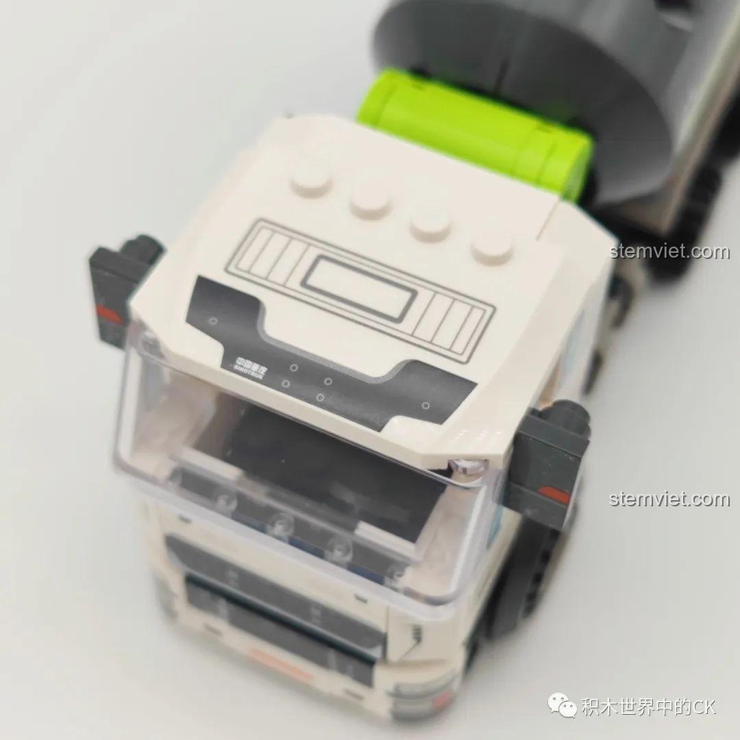 Cận cảnh phần kết nối giữa cabin và thùng trộn của xe bê tông SEMBO 705100 Zoomlion, thể hiện sự liền mạch và chắc chắn.