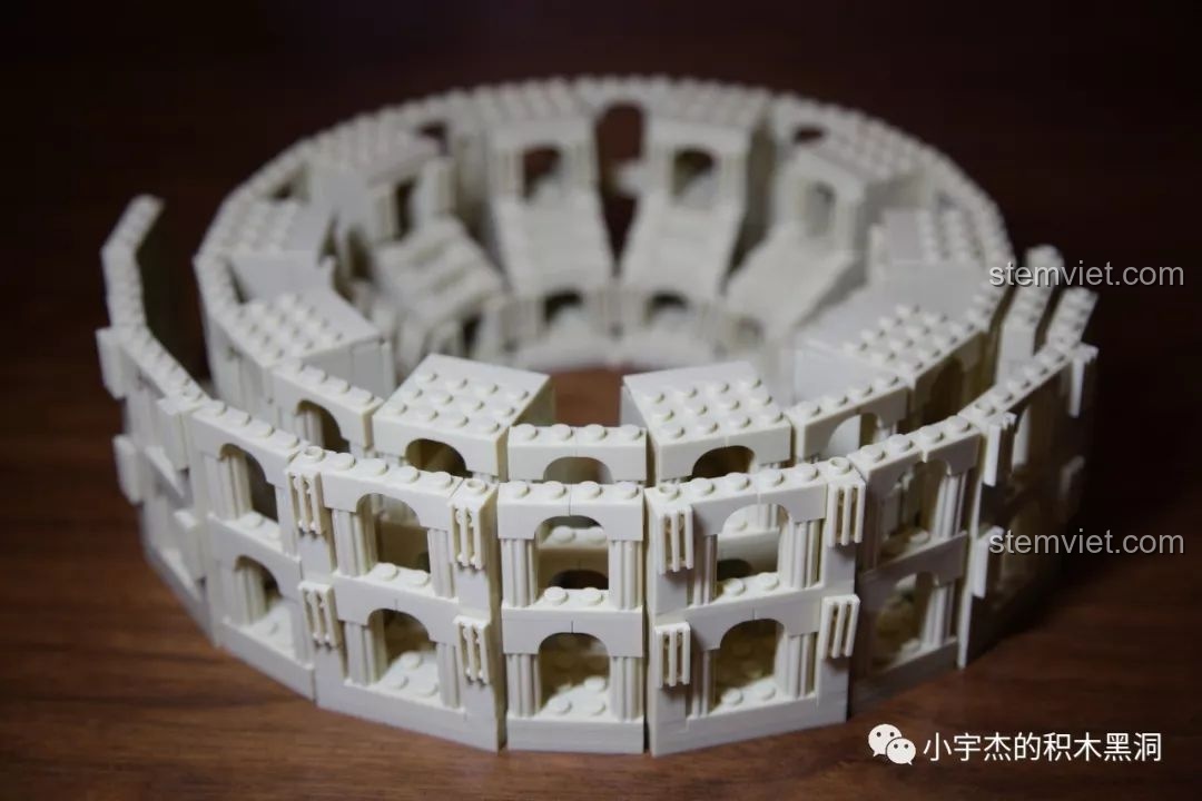 Hai cấu trúc vòng cung bên trong và bên ngoài của mô hình WANGE 5225 Đấu trường Colosseum La Mã đã được ghép nối.