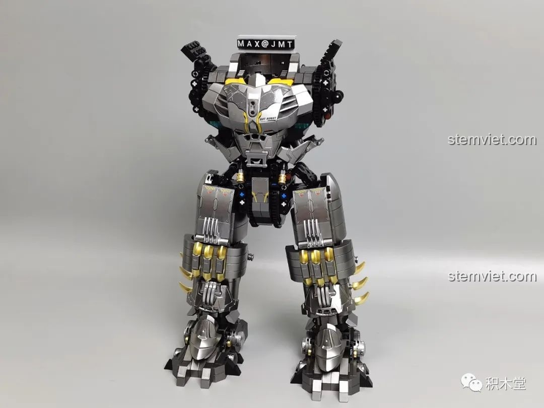 Mô hình Robot Batmech Hạng Nặng với phần thân và chân đã được kết nối, sẵn sàng cho các bước tiếp theo.