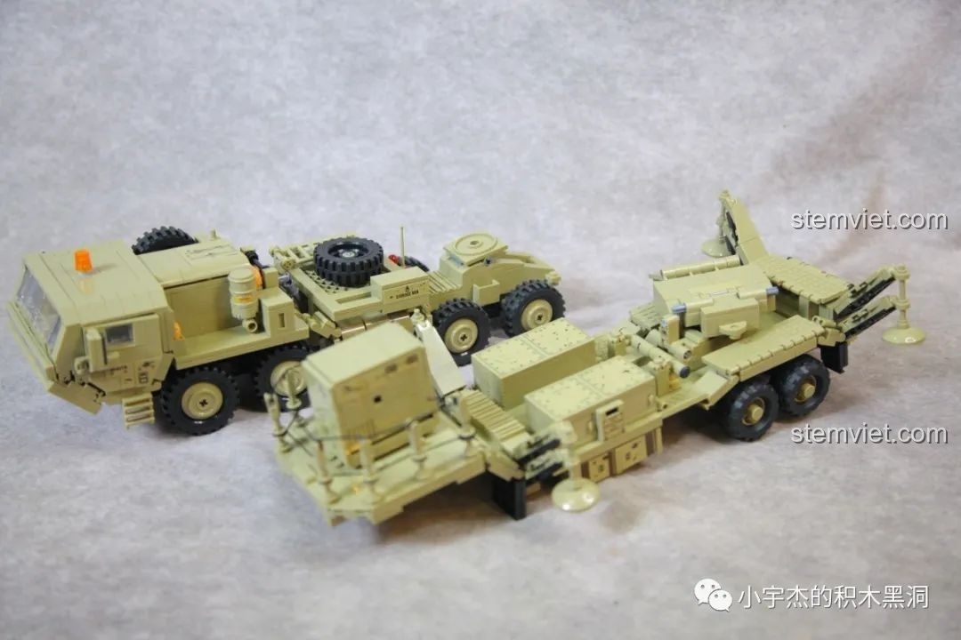 Mô hình Xe Tải Tên Lửa M983 628014 sau khi kết nối đầu kéo và rơ-moóc, thể hiện chiều dài ấn tượng.