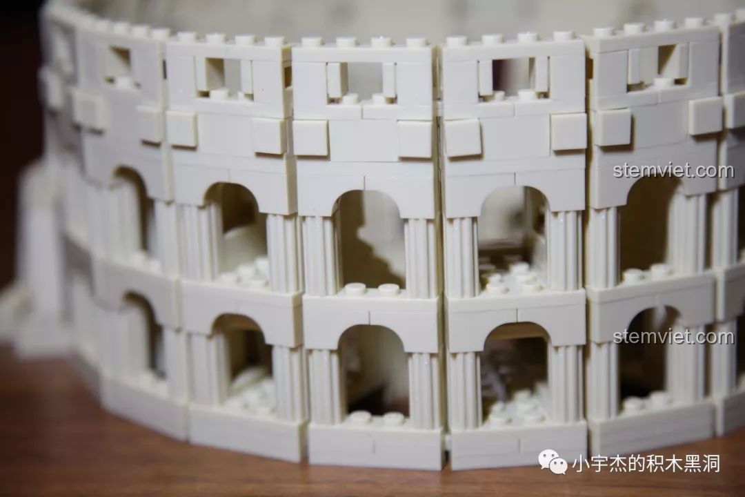 Cận cảnh cách mô hình WANGE 5225 Đấu trường Colosseum La Mã kết nối với tấm đế, chủ yếu qua các cạnh.