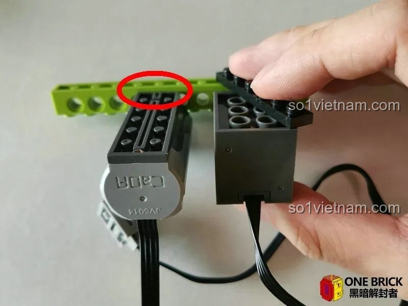 Thử nghiệm kết nối động cơ Sluban M38B0851 với thanh beam, cho thấy sự khác biệt trong logic thiết kế so với các loại động cơ khác.