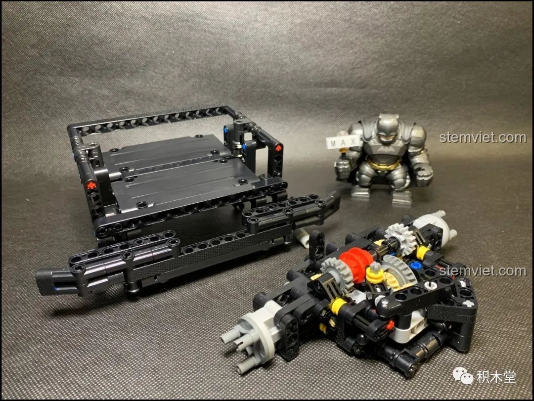 Chuẩn bị kết nối khung gầm trước và sau của đồ chơi mô hình Xe Jeep Wrangler Rubicon.