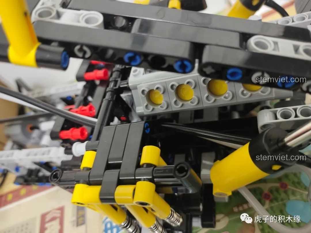 Kiểm tra các kết nối khí nén và chi tiết cơ khí của bộ Mould King 19002.