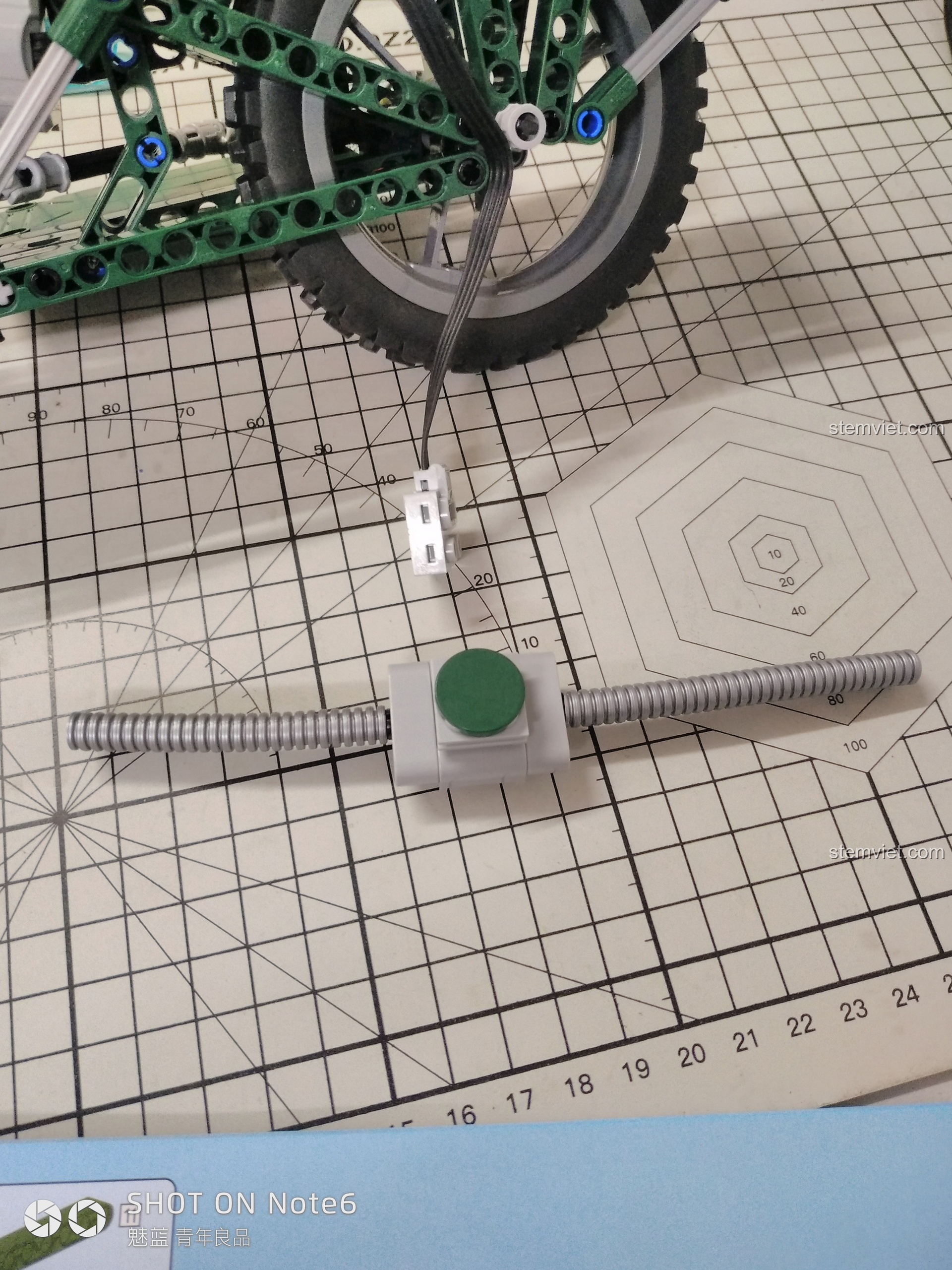 Kết nối phần khung trước và sau để tạo thành bộ khung hoàn chỉnh cho chiếc mô tô quân sự CaDA C51021.