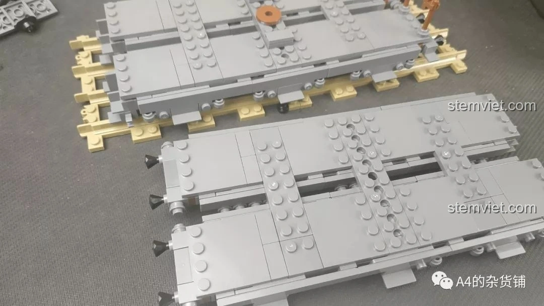 Hai phần khung xe lửa của KAZI KY10005 Pháo Xe Lửa Dora 800mm Đức được kết nối, tạo thành một cấu trúc dài.