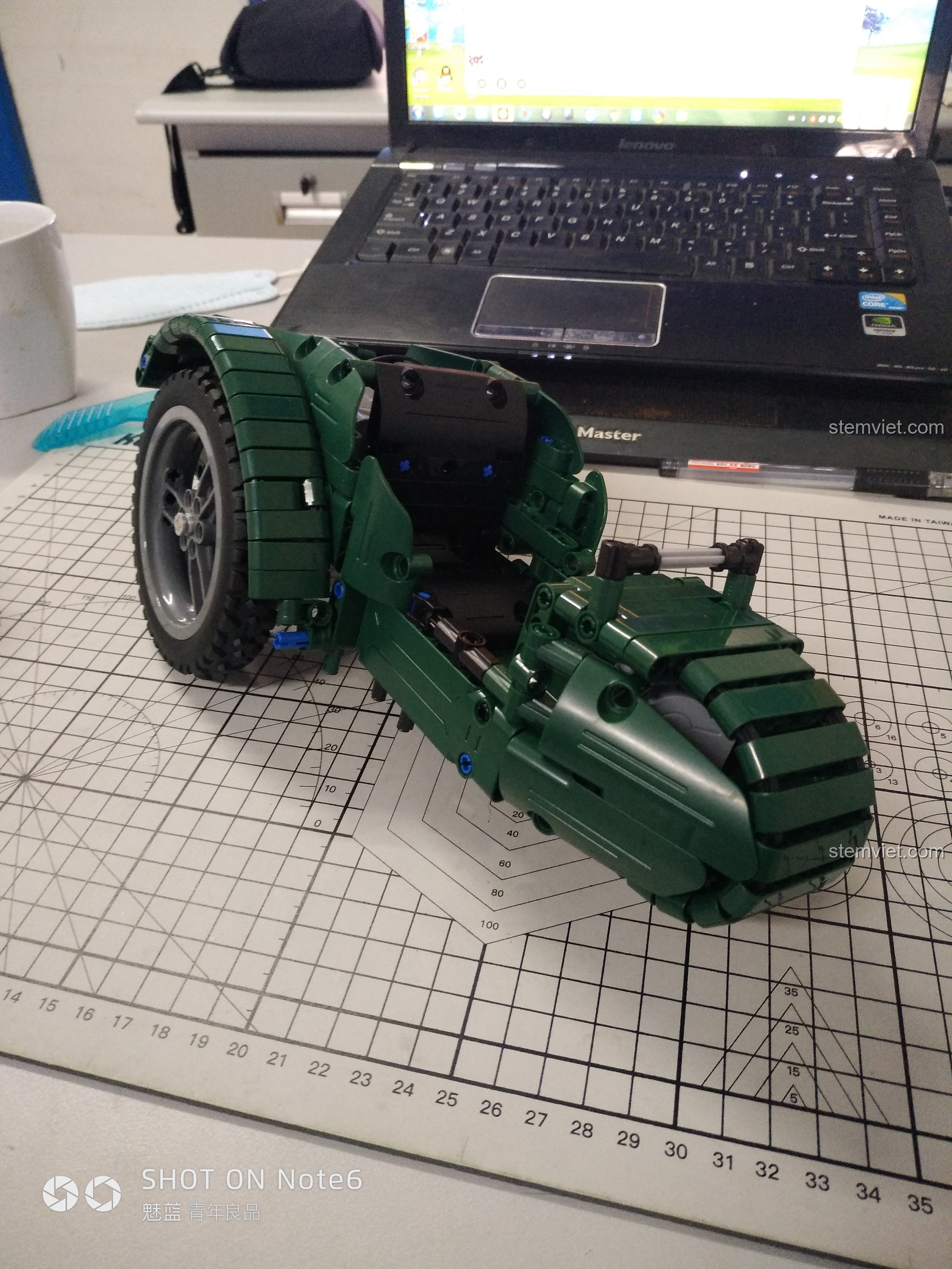 Giai đoạn cuối cùng, kết nối phần mô tô và thùng xe sidecar lại với nhau để hoàn thiện mô hình CaDA C51021.