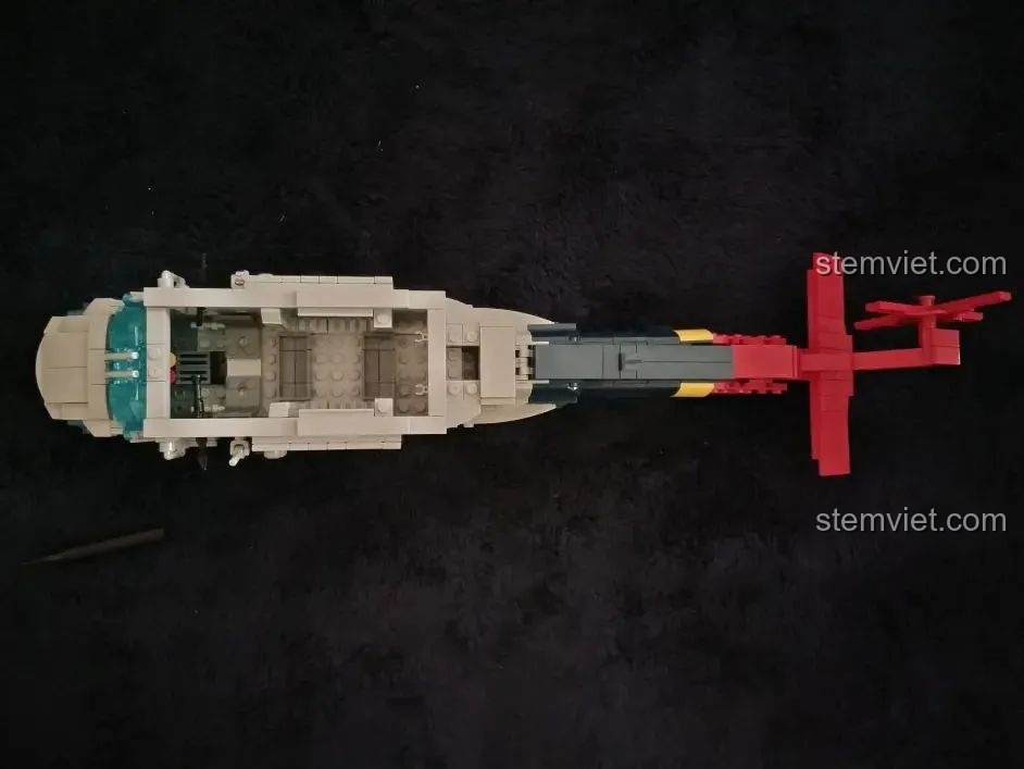 Giai đoạn kết nối phần thân và đuôi của mô hình trực thăng WOMA C0897, một bước quan trọng trong quá trình lắp ráp.