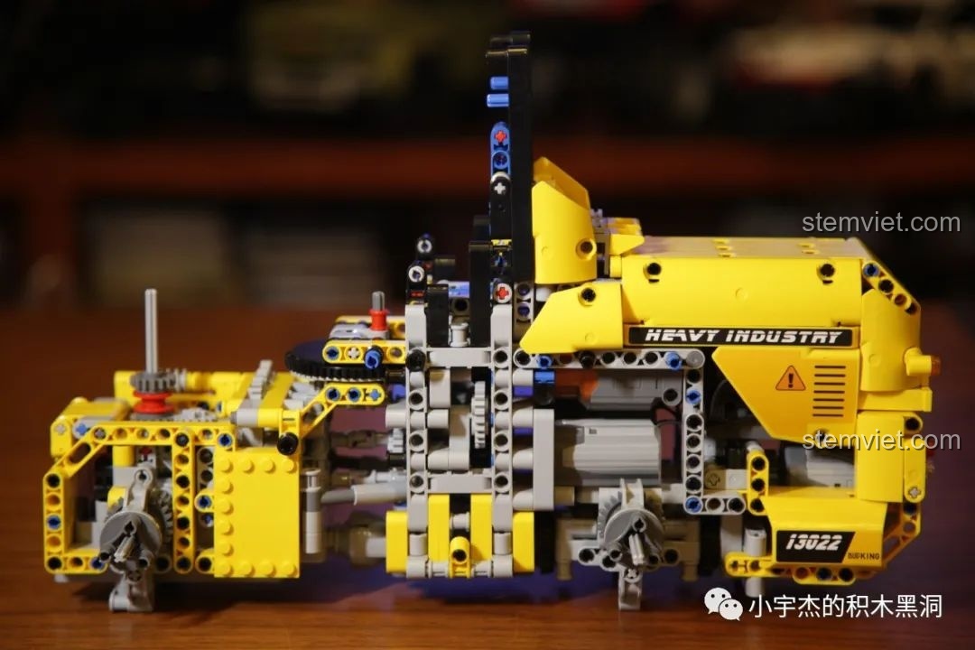 Mô hình xe xúc lật Mould King 13122 sau khi đã kết nối thành công hai phần thân, tạo thành một khối hoàn chỉnh.