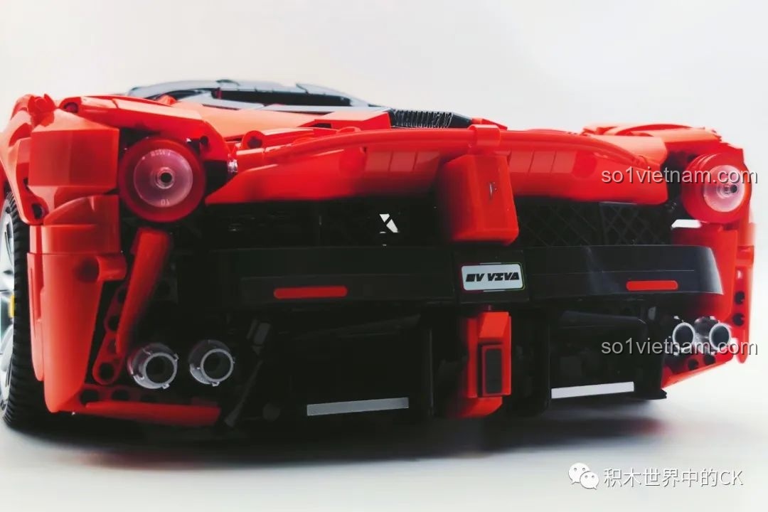 Chi tiết cửa cánh bướm của bộ lắp ráp CaDA C61505 Ferrari Laferrari, có thể mở lên.
